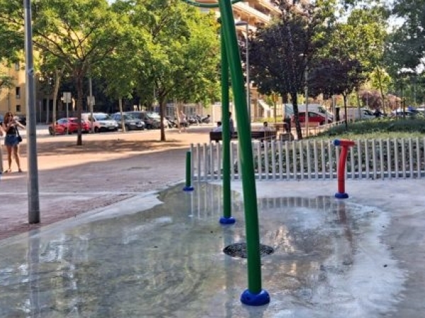 Refresca't al nou espai de jocs d'aigua de l'avinguda de Mistral Refresca't al nou espai de jocs d'aigua de l'avinguda de Mistral